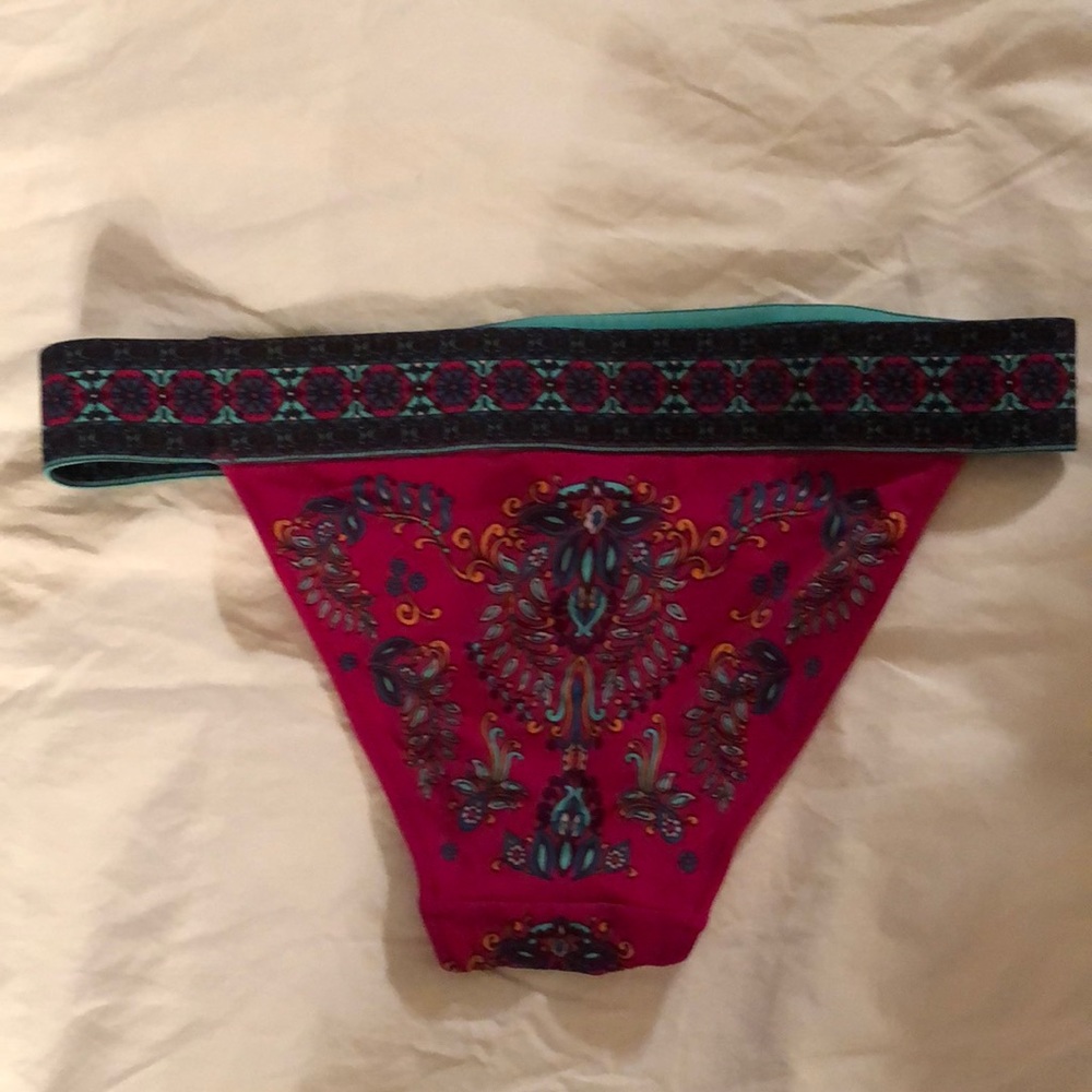 Bikini - Picture 3 of 7